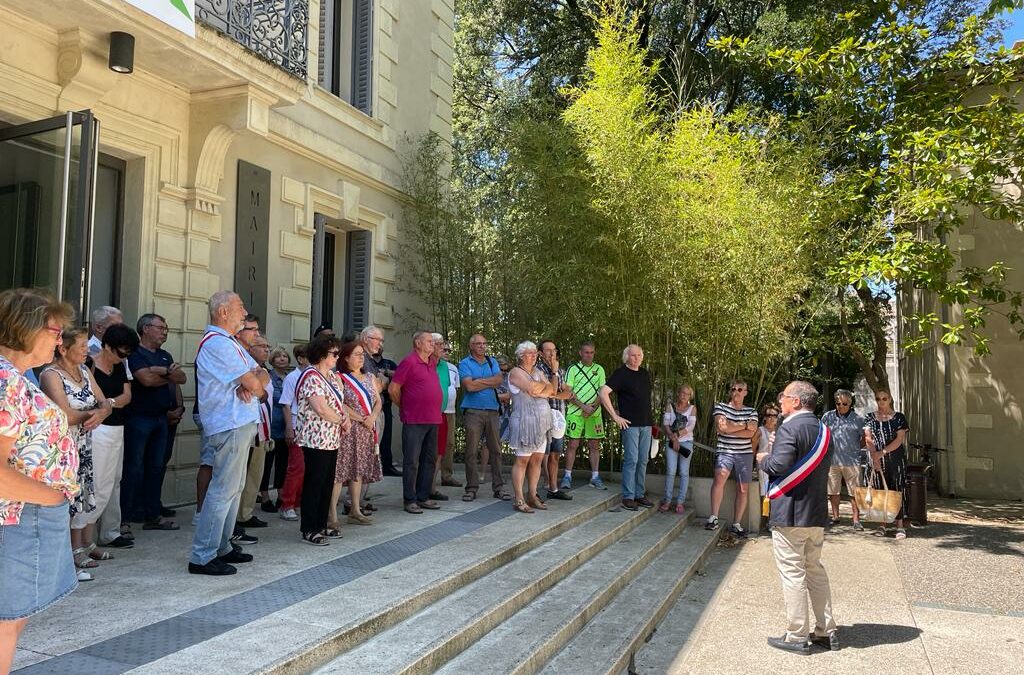 Rassemblement sur le parvis de la mairie