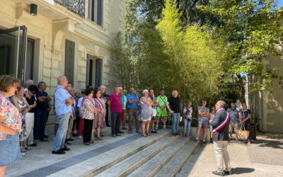 Rassemblement sur le parvis de la mairie