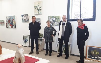 Deux amies exposent dans la salle du conseil