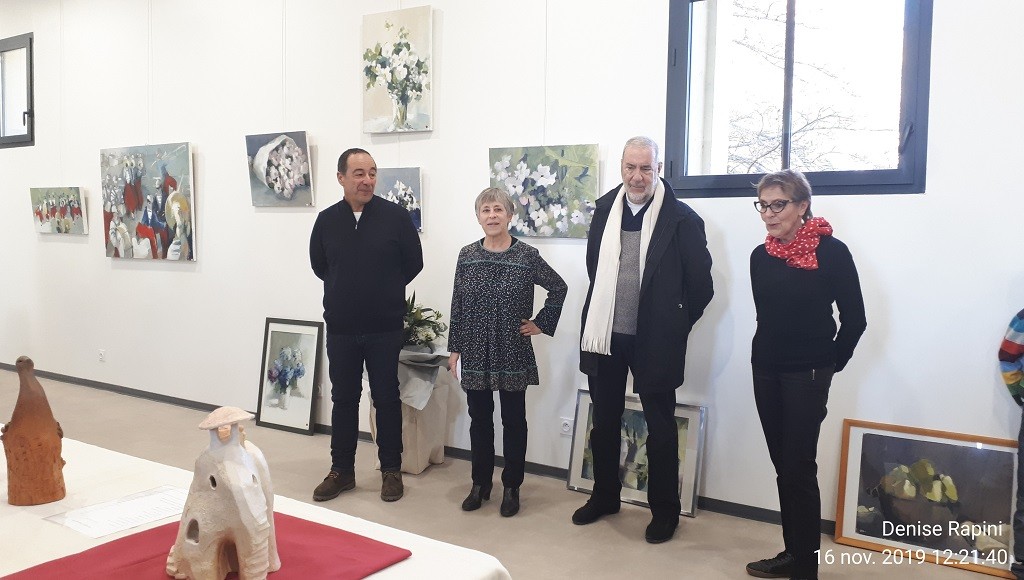 Deux amies exposent dans la salle du conseil